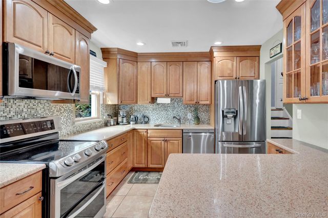 34 Hunter Place, Smithtown, NY 11787