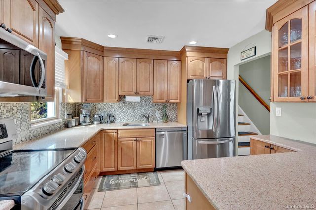 34 Hunter Place, Smithtown, NY 11787