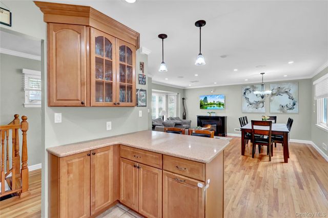 34 Hunter Place, Smithtown, NY 11787