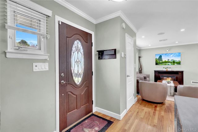 34 Hunter Place, Smithtown, NY 11787