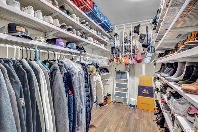 34 Hunter Place, Smithtown, NY 11787