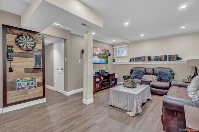 34 Hunter Place, Smithtown, NY 11787