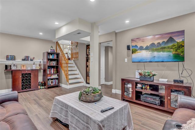 34 Hunter Place, Smithtown, NY 11787