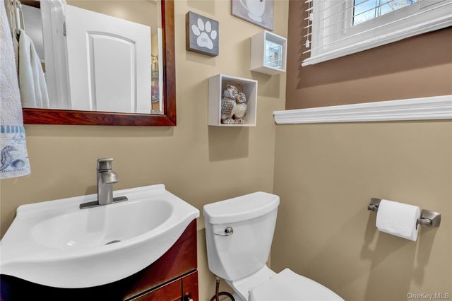 34 Hunter Place, Smithtown, NY 11787