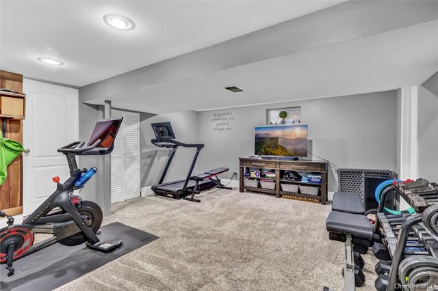 34 Hunter Place, Smithtown, NY 11787