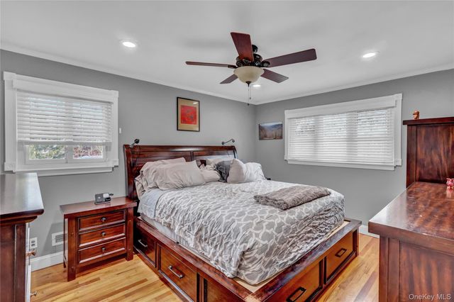 34 Hunter Place, Smithtown, NY 11787