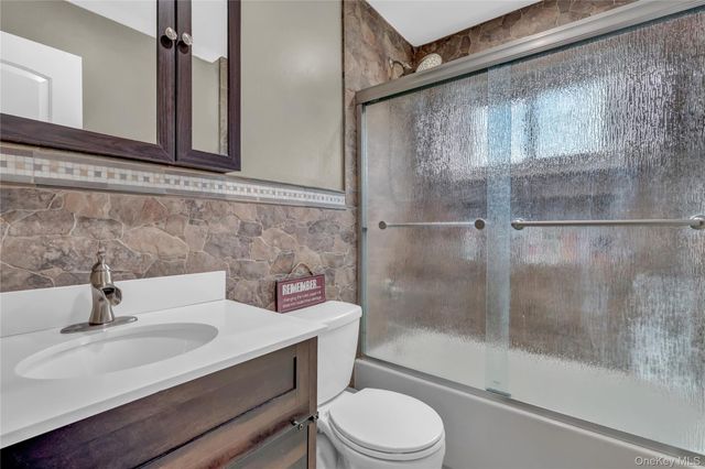 34 Hunter Place, Smithtown, NY 11787