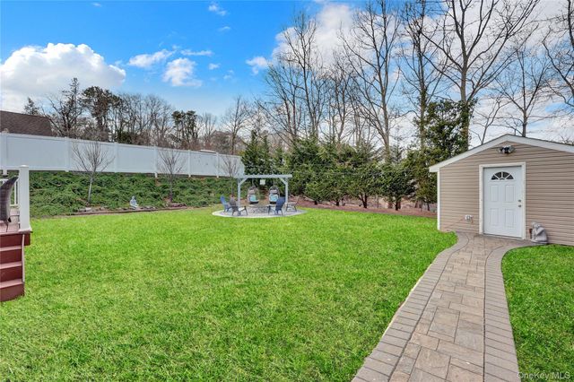 34 Hunter Place, Smithtown, NY 11787