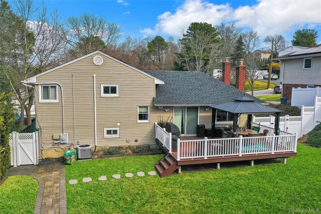 34 Hunter Place, Smithtown, NY 11787