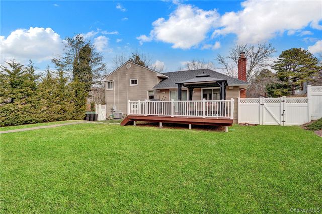 34 Hunter Place, Smithtown, NY 11787