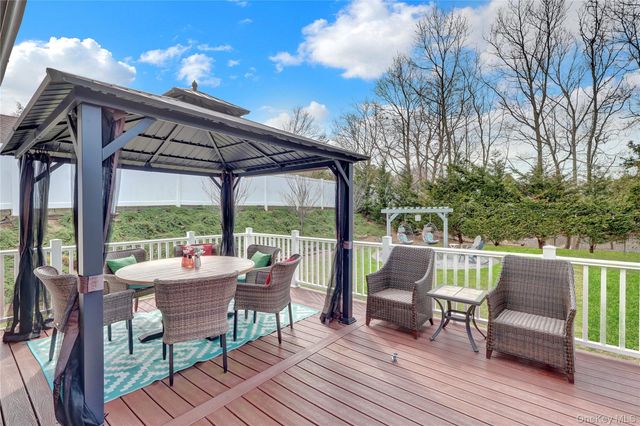 34 Hunter Place, Smithtown, NY 11787