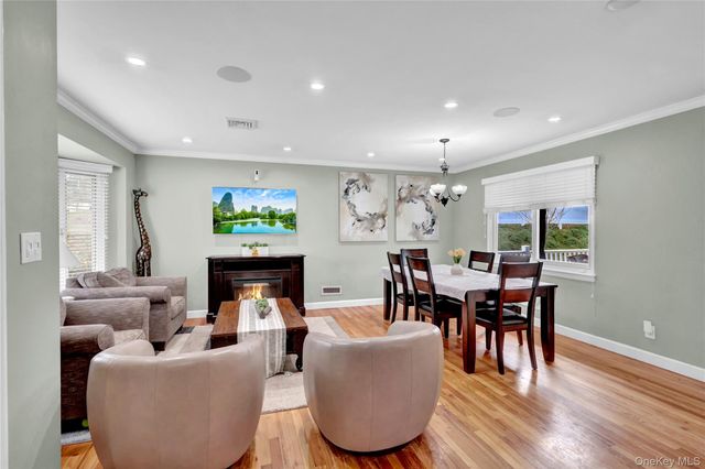 34 Hunter Place, Smithtown, NY 11787