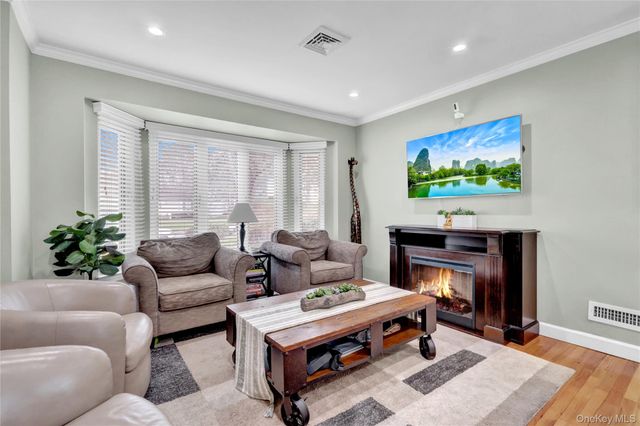 34 Hunter Place, Smithtown, NY 11787