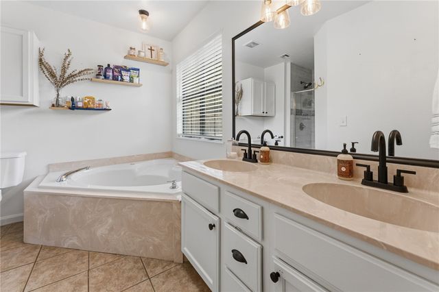 900 Willow Court, Siloam Springs, AR 72761