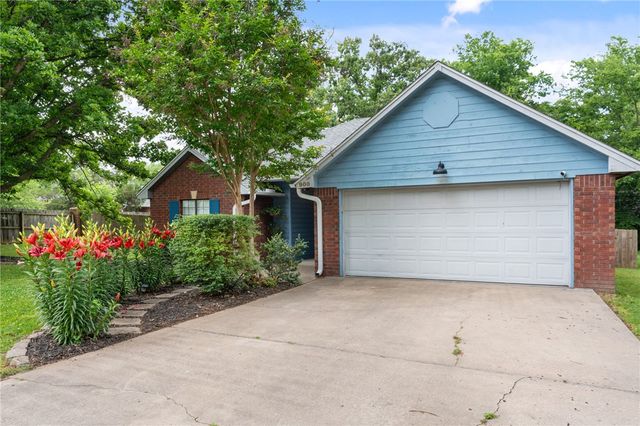 900 Willow Court, Siloam Springs, AR 72761