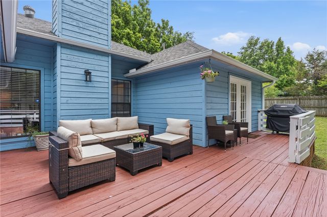 900 Willow Court, Siloam Springs, AR 72761