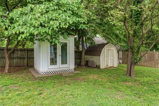 900 Willow Court, Siloam Springs, AR 72761