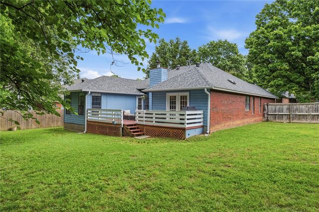 900 Willow Court, Siloam Springs, AR 72761