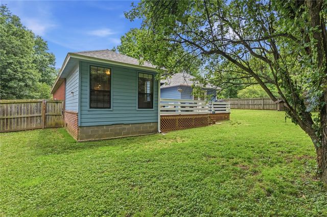 900 Willow Court, Siloam Springs, AR 72761