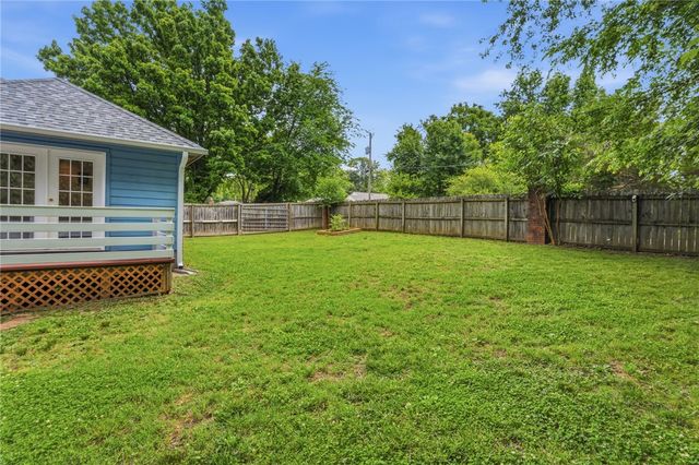 900 Willow Court, Siloam Springs, AR 72761