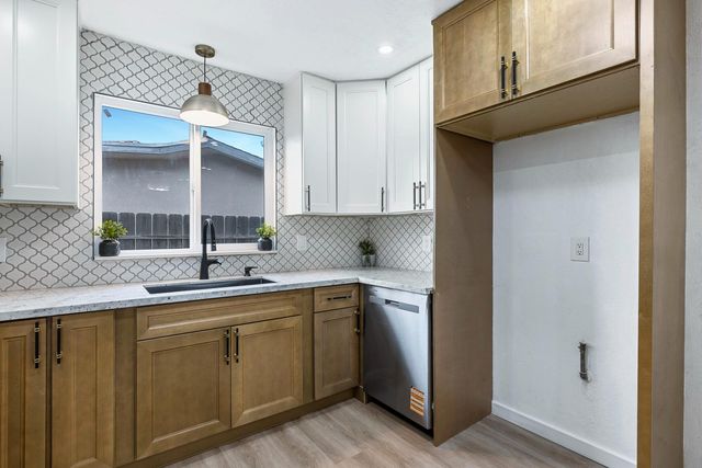 1622 Dennis Avenue, Clovis, CA 93611