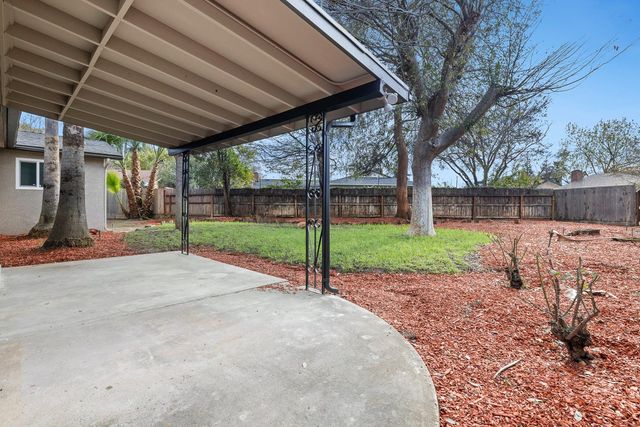 1622 Dennis Avenue, Clovis, CA 93611