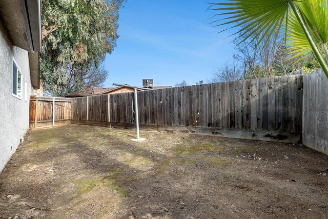 1622 Dennis Avenue, Clovis, CA 93611