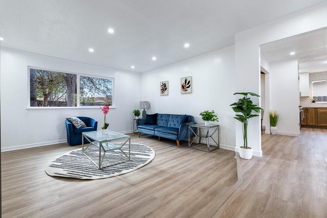 1622 Dennis Avenue, Clovis, CA 93611