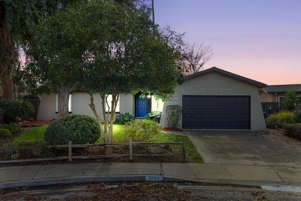 Image 1 of property listing at 1622 Dennis Avenue, Clovis, CA 93611