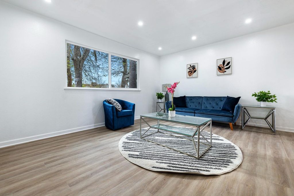 Image 10 of property listing at 1622 Dennis Avenue, Clovis, CA 93611