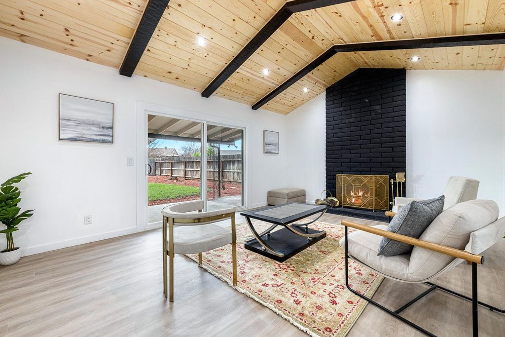 Image 12 of property listing at 1622 Dennis Avenue, Clovis, CA 93611