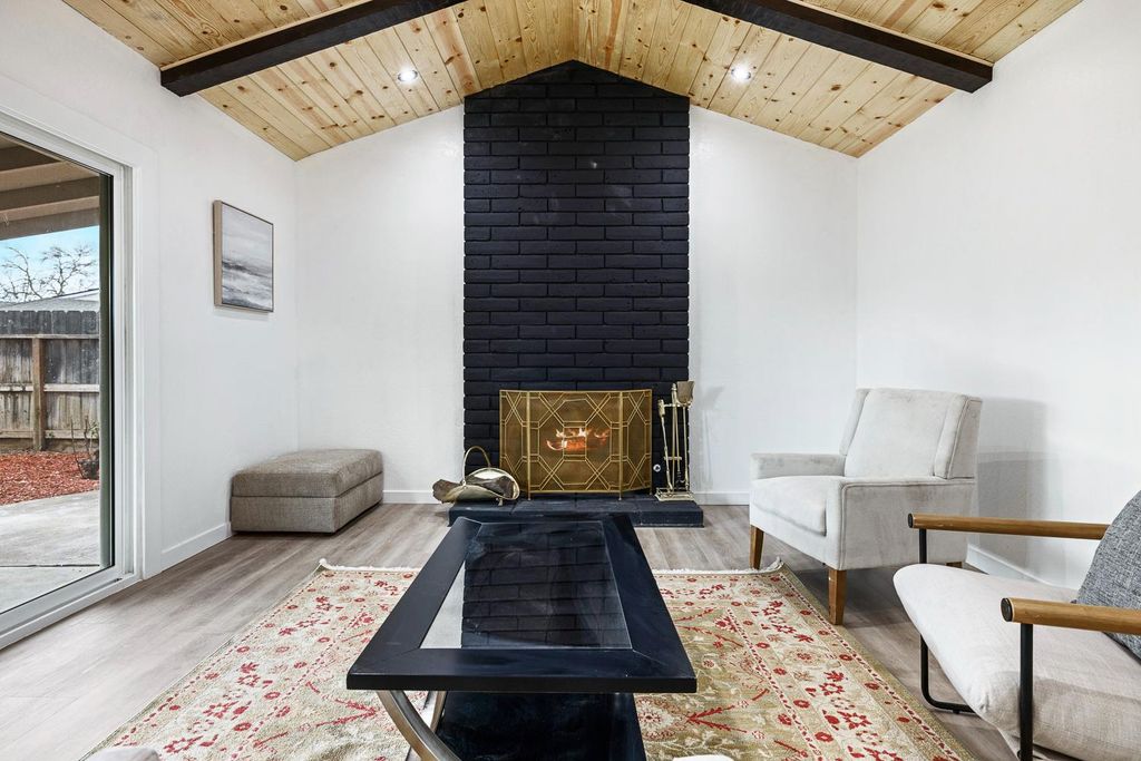 Image 16 of property listing at 1622 Dennis Avenue, Clovis, CA 93611