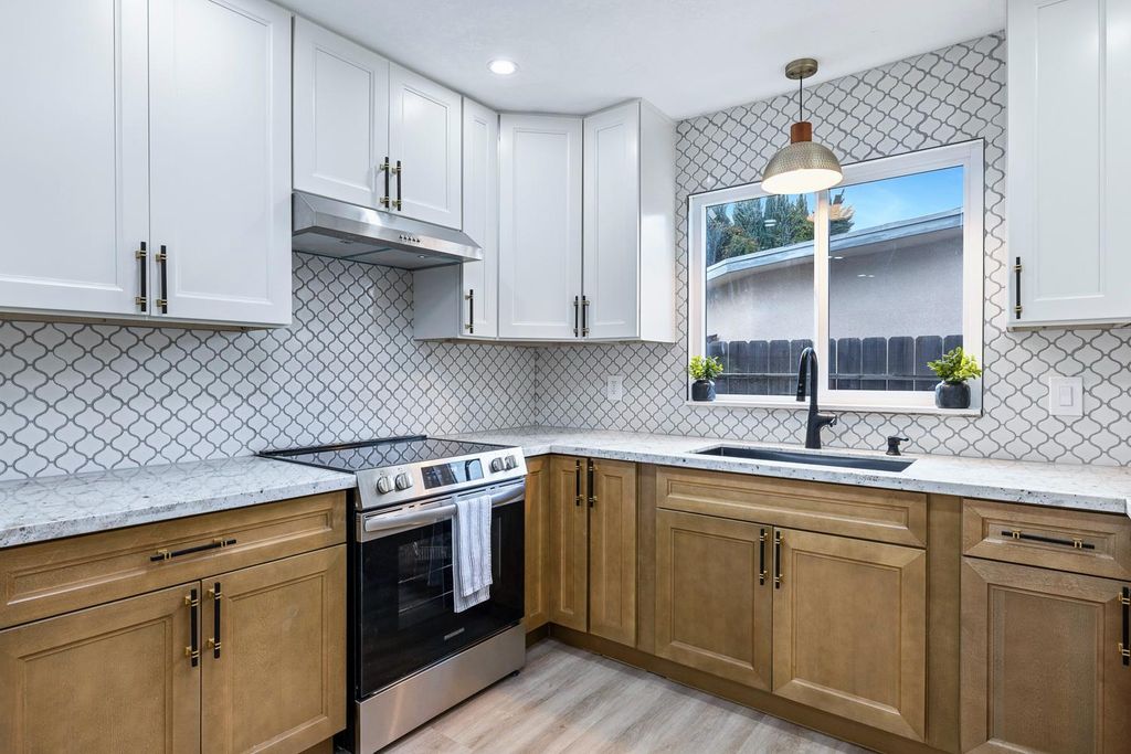 Image 18 of property listing at 1622 Dennis Avenue, Clovis, CA 93611