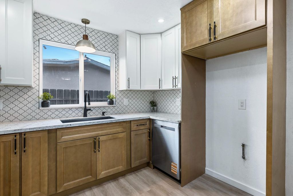 Image 19 of property listing at 1622 Dennis Avenue, Clovis, CA 93611