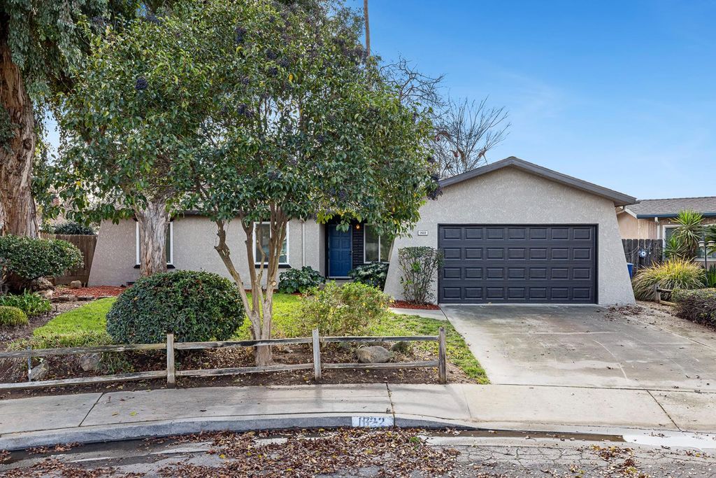 Image 2 of property listing at 1622 Dennis Avenue, Clovis, CA 93611