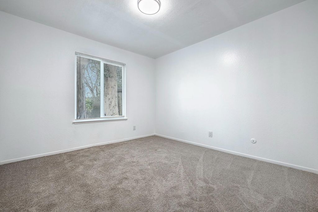 Image 27 of property listing at 1622 Dennis Avenue, Clovis, CA 93611