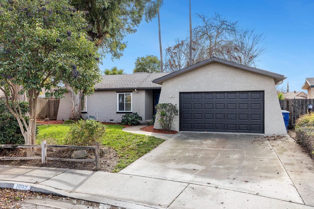 Image 3 of property listing at 1622 Dennis Avenue, Clovis, CA 93611