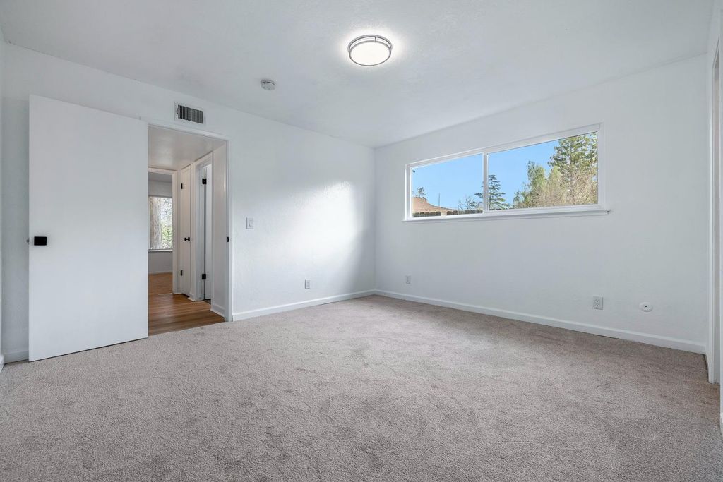 Image 31 of property listing at 1622 Dennis Avenue, Clovis, CA 93611