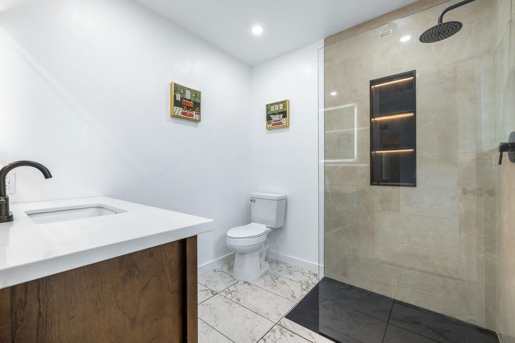 Image 32 of property listing at 1622 Dennis Avenue, Clovis, CA 93611