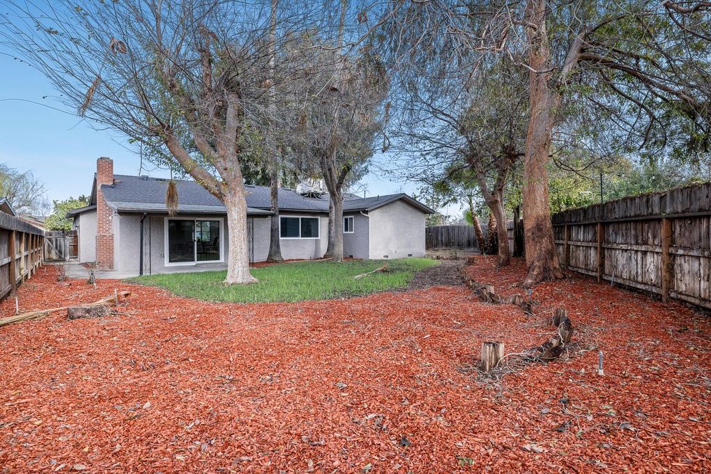 Image 36 of property listing at 1622 Dennis Avenue, Clovis, CA 93611