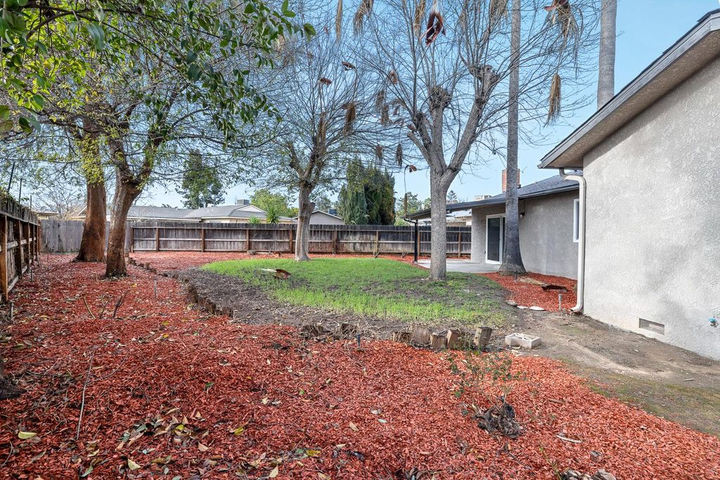 Image 37 of property listing at 1622 Dennis Avenue, Clovis, CA 93611