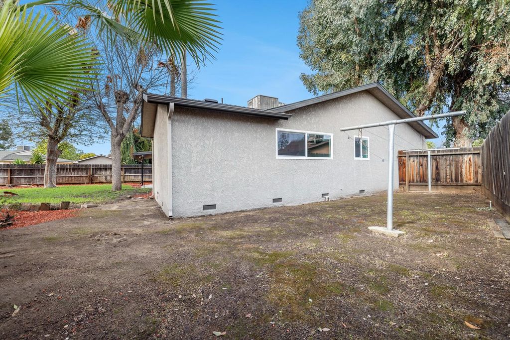 Image 39 of property listing at 1622 Dennis Avenue, Clovis, CA 93611