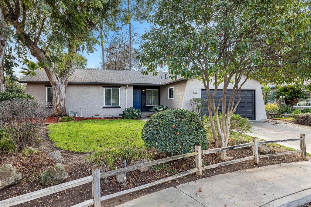 Image 4 of property listing at 1622 Dennis Avenue, Clovis, CA 93611