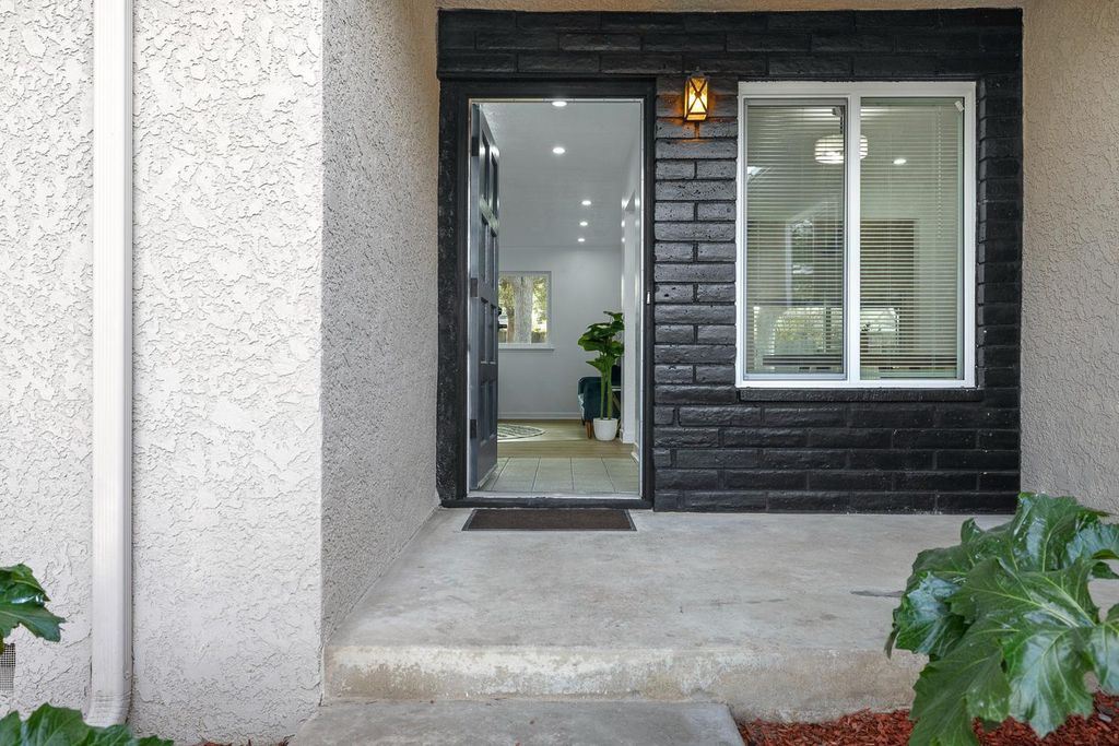 Image 6 of property listing at 1622 Dennis Avenue, Clovis, CA 93611