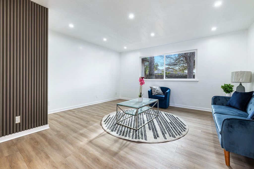 Image 8 of property listing at 1622 Dennis Avenue, Clovis, CA 93611