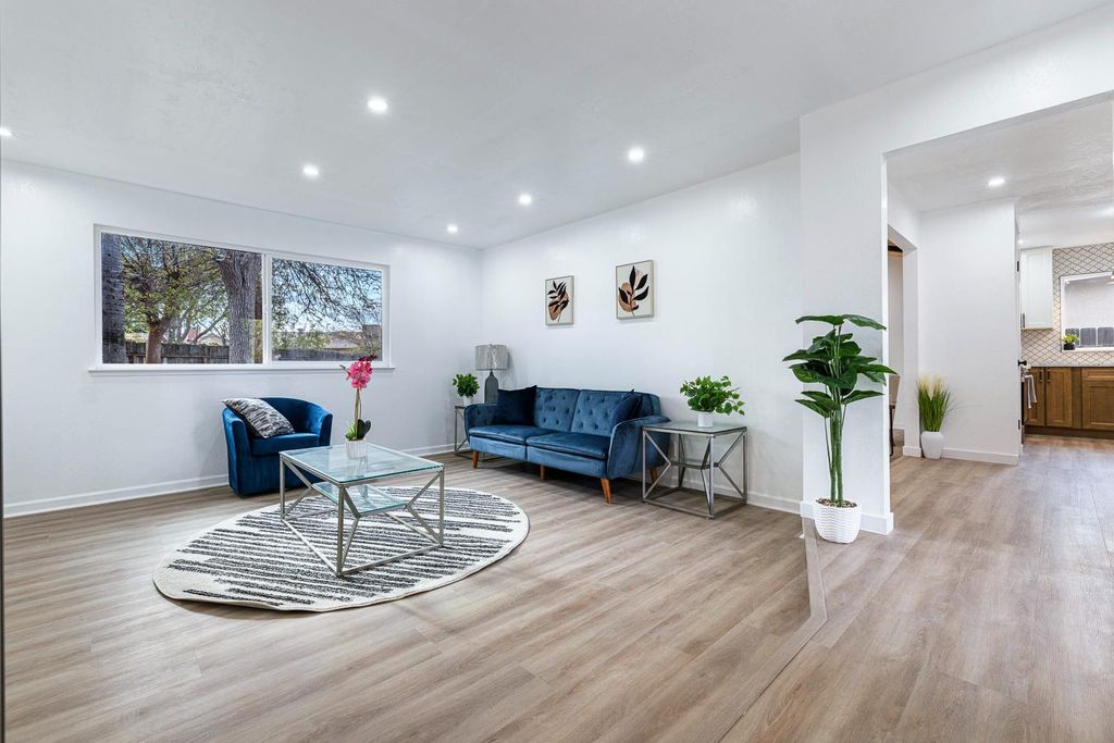 Image 9 of property listing at 1622 Dennis Avenue, Clovis, CA 93611