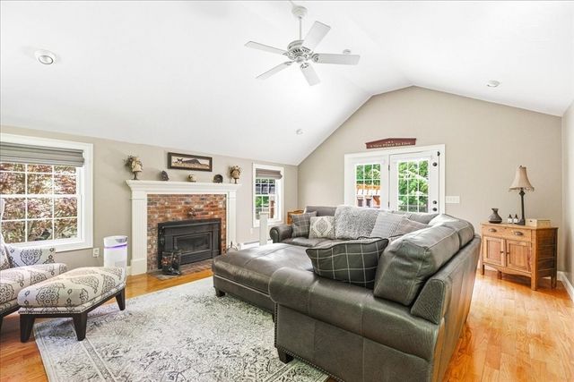 137 Cedar St, Middleboro, MA 02346