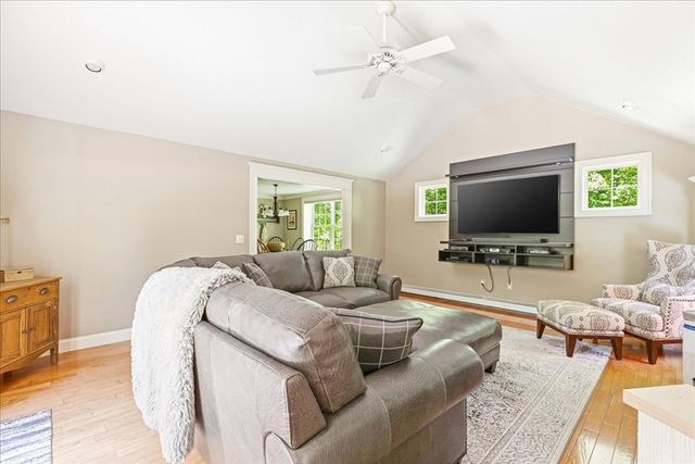 137 Cedar St, Middleboro, MA 02346