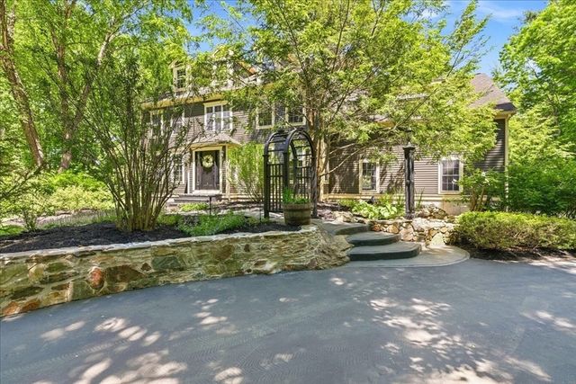 137 Cedar St, Middleboro, MA 02346