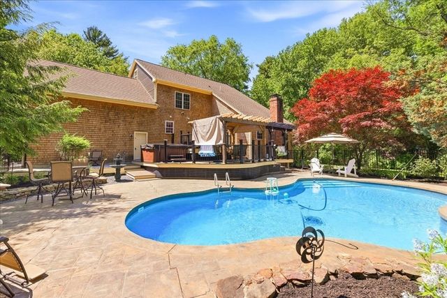137 Cedar St, Middleboro, MA 02346